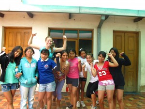 Endorphins flying and Powerades in hand, our workout group poses post-run photo: Johana, Abigail, Cynthia, Tía Kate, Sofia, Paty, Evelyn, Tía Georgia, Adriana, y Vanesa.